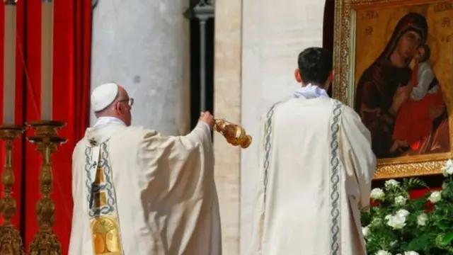 Papa Francisco dirigiendo la ceremonia de canonización