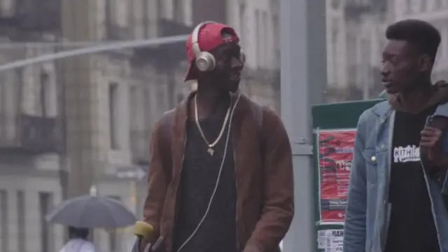 Молодые темнокожие люди в Гарлеме