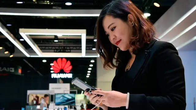 Joven en mostrador de Huawei en el congreso de tecnología CES 2018 en Las Vegas
