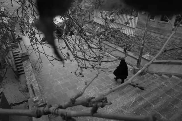 Seorang umat di Masjid Jamia, Srinagar.