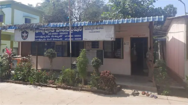 గెడ్డం శ్రీను మరణంపై అనుమానాస్పద మృతిగా కేసు నమోదు చేసి విచారణ చేస్తున్నట్టు తాళ్లపూడి సబ్ ఇన్ స్పెక్టర్ కట్టా వెంకట రమణ తెలిపారు.