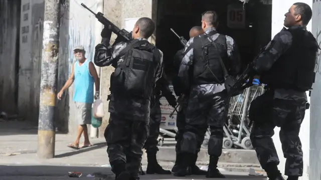 Policiais militares patrulham favela do Rio