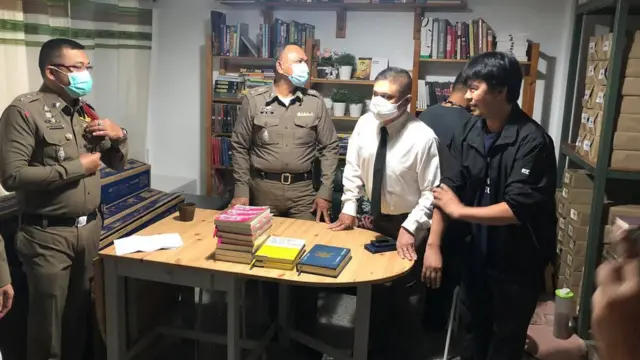 ตำรวจนำหมายเข้าตรวจค้นและยึดหนังสือที่สำนักพิมพ์ฟ้าเดียวกันช่วงบ่ายวันที่ 19 ต.ค.