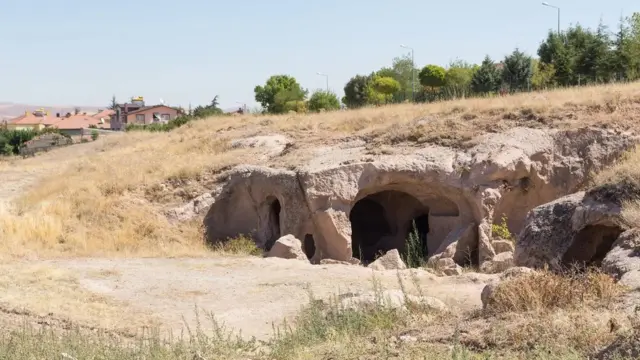 Деринкују је имао много улаза, међу којима и више од 600 пронађених у приватним кућама