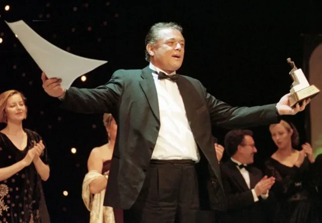 مصري فلمي لوبغاړی محمود عبدالعزیز، په ۱۹۸۸ کال کې د "رافت الهجان" په سریال کې د رفعت جمال رول لوبولی و.