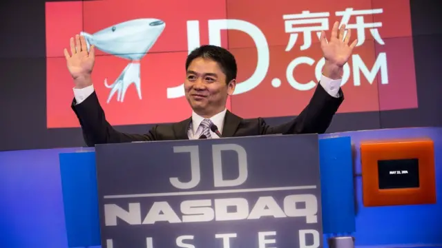 2014年，京東集團在美國納斯達克證券交易所正式掛牌上市，成為中國第一個成功赴美上市的大型綜合性電商平台