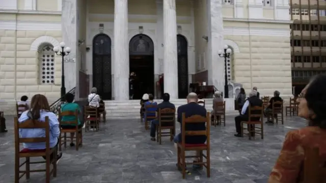 Во многих храмах Греции скамьи заменили на стулья, которые расставили с учетом необходимой социальной дистанции