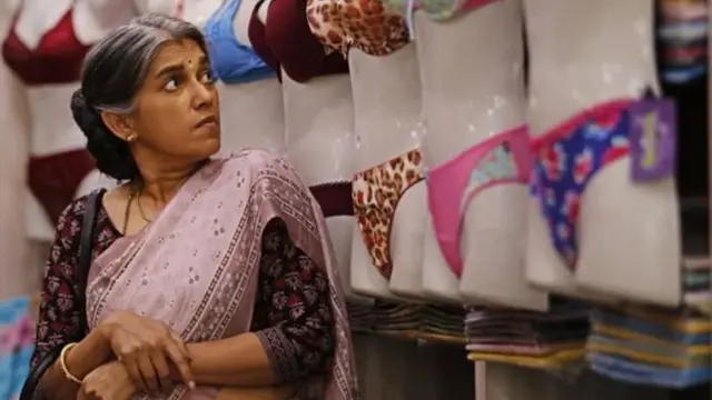 Ratna Pathak Shah扮演的50多歲的寡婦心中依然有夢