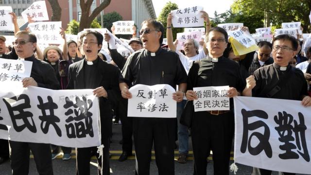 11月17日反对修《民法》的群众聚集在正在审理法案的立法院外手持标语表达抗议。