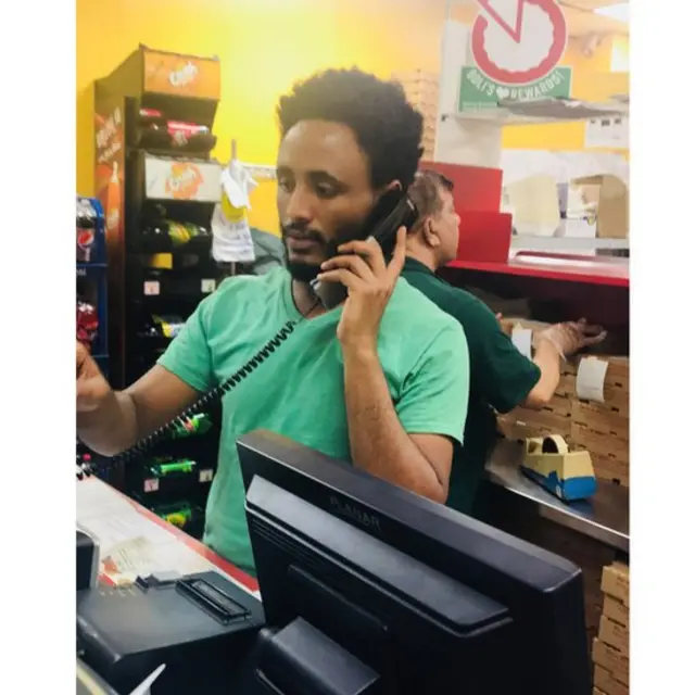 መንግስተአብ ኣብ ስራሕ ቦትኡ፡ ፒዛ ስቶር ትእዛዝ እንትቕበል።