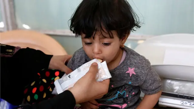 పిల్లలకు ఆహారం పెడుతున్న తల్లి