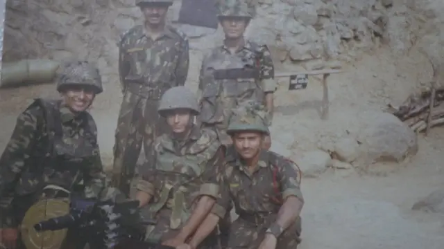 જમણી તરફ છેલ્લે બેઠેલાં થાપર