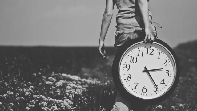 Chica llevándose el reloj