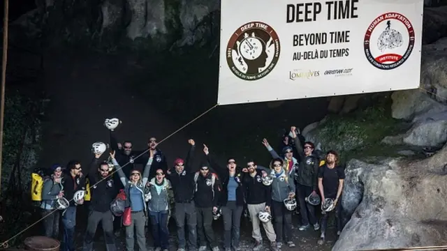 Voluntários deixando a caverna Lombrives