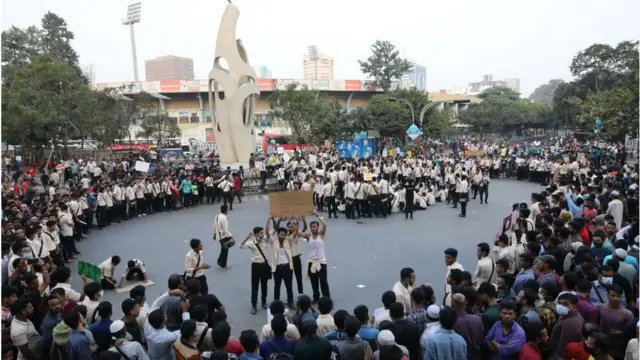 সহপাঠীর মৃত্যুর প্রতিবাদ করছেন নটরডেম কলেজের শিক্ষার্থীরা।