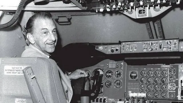 కాక్‌పిట్‌లో జేఆర్‌డీ టాటా