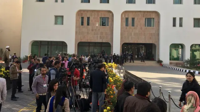 ஜாதவ் குடும்பத்தினருக்கு பாகிஸ்தான் சென்ற போது நடந்தது என்ன?