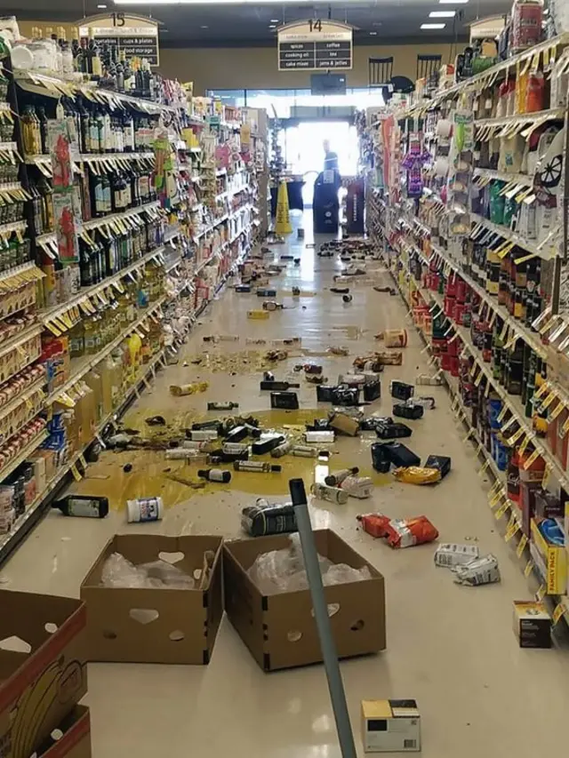 El sismo causó daños dentro de supermercados y comercios.