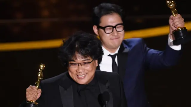 '기생충'으로 오스카상을 거머쥔 봉준호 감독(왼쪽)과 한진원 작가