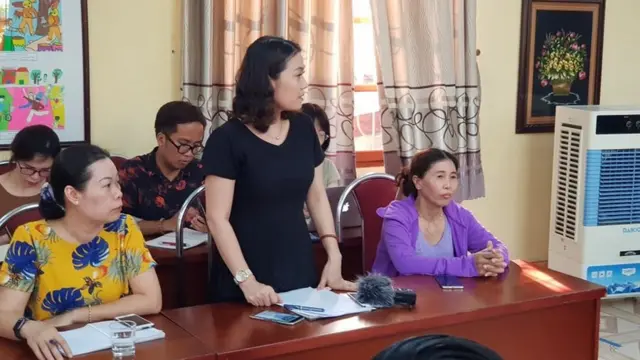 Đại diện Trường Tiểu học Quang Trung, phường Vạn Mỹ, quận Ngô Quyền báo cáo sự việc học sinh đứng ngoài cổng trường giữa trưa nắng.
