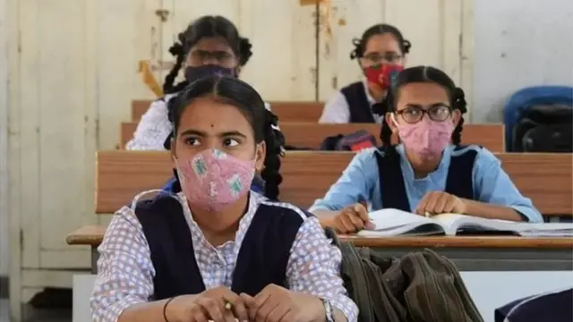 ఒమిక్రాన్ నేపథ్యంలో 15 ఏళ్లు నిండిన పిల్లలకు కూడా టీకాలు వేస్తామని ప్రభుత్వం ప్రకటించింది