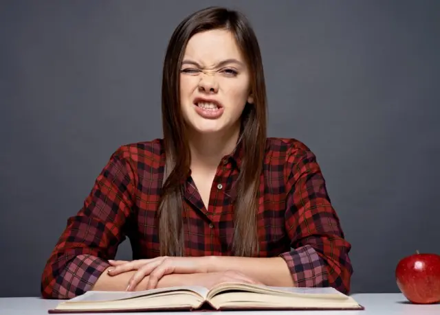 Una mujer con un libro.