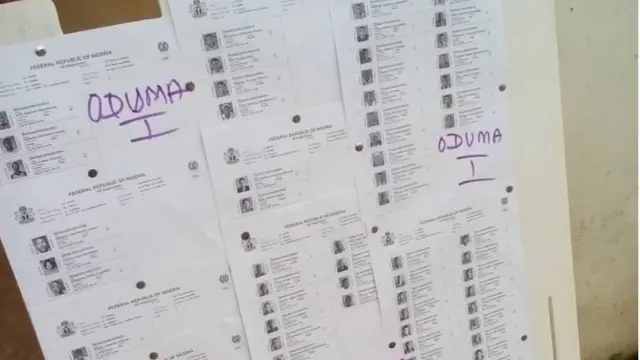 Aworan iwe orukọ oludibo kan ti wọn lẹ mọ ogiri