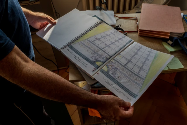 아데피는 예멘에 세울 우유와 꿀 농장 사업 계획안을 보여줬다. 관타나모에서 완성한 계획안이다