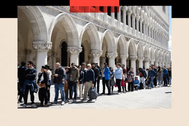 طابور من السياح في مدينة البندقية 