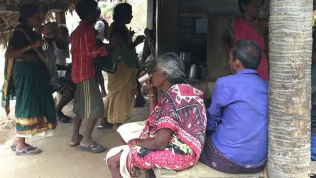 गांव के लोग चाय पीते हुए