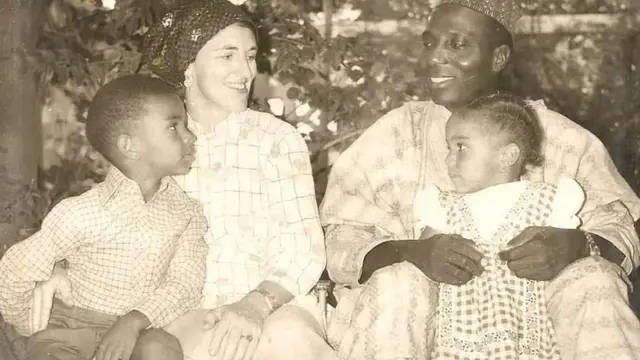 Sheikh Lemu da matarsa Aisha da 'ya'yansu Nuruddeen da Maryam suna kanana