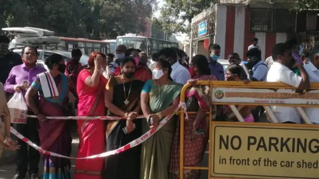 சசிகலாவின் ஆதரவாளர்கள் சிலர் மருத்துவமனை வளாகத்தின் முன்பு திரண்டுள்ளனர்.