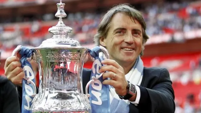 منچستر سیتی با هدایت روبرتو مانچینی قهرمان جام حذفی سال ۲۰۱۱ انگلیس شد، اما سه روز پس از باختن در فینال سال ۲۰۱۳ اخراج شد