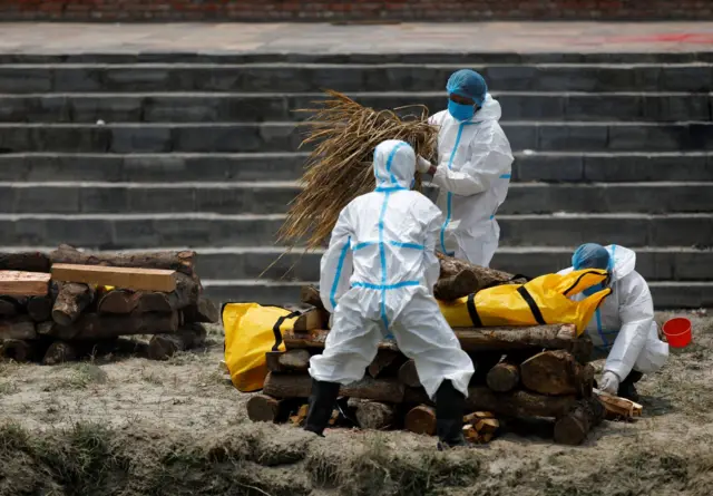 वाग्मती नदीको किनारमा चिता बनाएर अन्तिम संस्कार गरिँदै