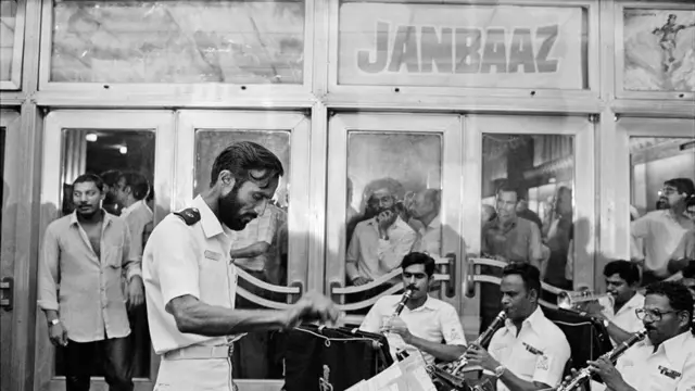 1986માં મેટ્રો સિનેમામાં 'જાંબાઝ' ફિલ્મના પ્રીમિઅર પહેલા નેવી બૅન્ડનું પ્રદર્શનની તસવીર