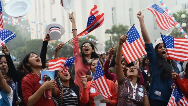 અમેરિકાના રાષ્ટ્રધ્વજ સાથે યુવતીઓની તસવીર