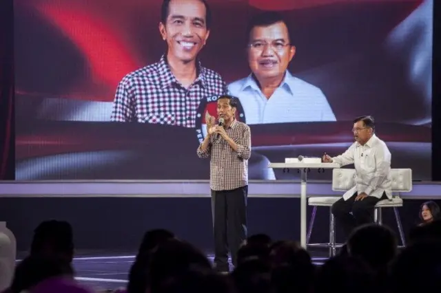 Joko Widodo tengah menjawab pertanyaan dalam debat capres-cawapres, ketika ia berpasangan dengan Jusuf Kalla dalam Pilpres 2014 lalu.