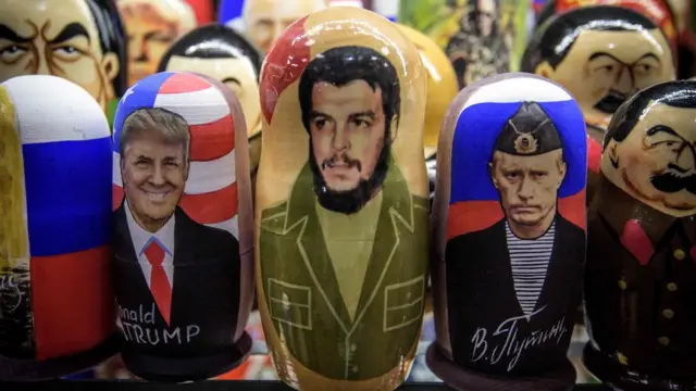 چه گوارا در قالب عروسک‌های تو در توی ماتروشکا در کنار پوتین و ترامپ در یک بساط سوغاتی در مسکو نشسته است