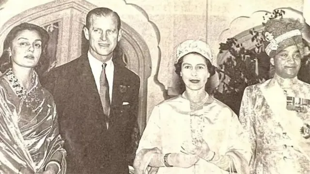 گایتری دیوی اپنے شوہر، ملکہ برطانیہ اور ان کے شوہر فلپ کے ساتھ