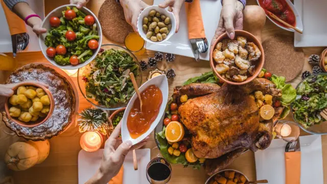 Plato de comida sobre la mesa.