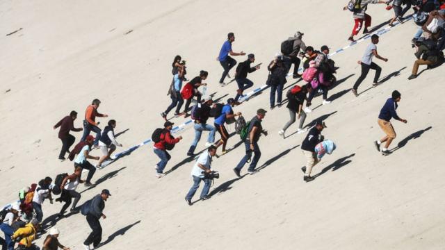 Caravana de migrantes en Tijuana gases lacrim genos y