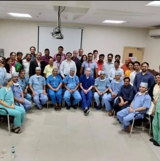 ڈاکٹر شیلیش اپنی ٹیم کے ساتھ