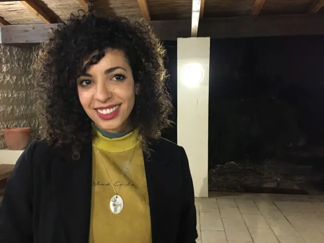 हमेशा से यहूदियों के बीच रहने वाली अरब युवती राना अबू फरयहा की मां को उनके पुश्तैनी गांव में ही दफ़्न करना पड़ा