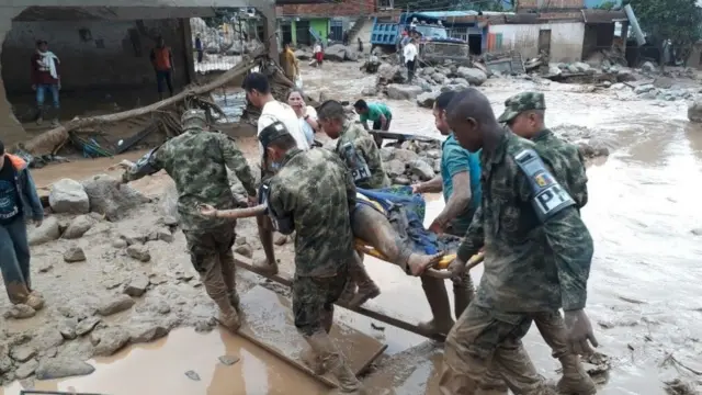 கொலம்பியாவில் நிகழ்ந்த நிலச்சரிவில் பாதிக்கப்பட்டோரை மீட்கும் மீட்புதவி படையினர்