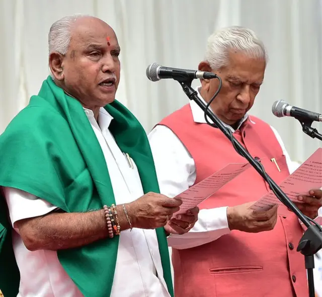 શપથ લેતા યેદિયુરપ્પા