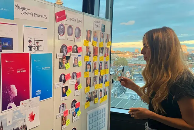La journaliste Catrin Nye tente de déterminer qui travaille chez Madbird est vrai et qui est faux.