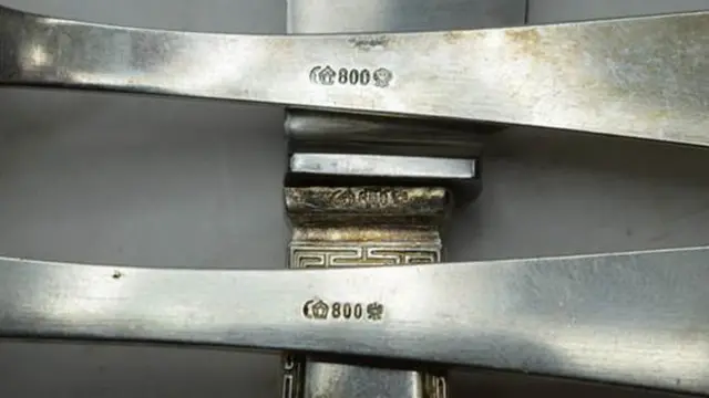 از این کارد و چنگال‌ها در مراسم رسمی استفاده می‌شده