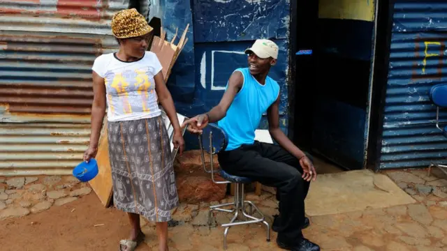 Nwoke na-agwa nwaanyị okwu
