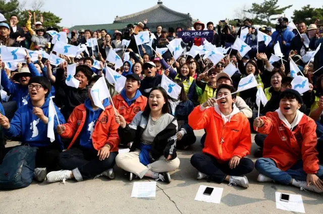 కిమ్, మూన్ భేటీపై దక్షిణ కొరియాలో ప్రజల హర్షాతిరేకాలు