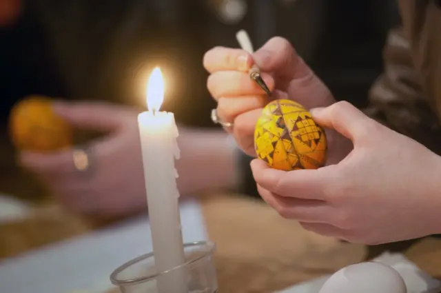 навіщо ми фарбуємо яйця і печемо паски?